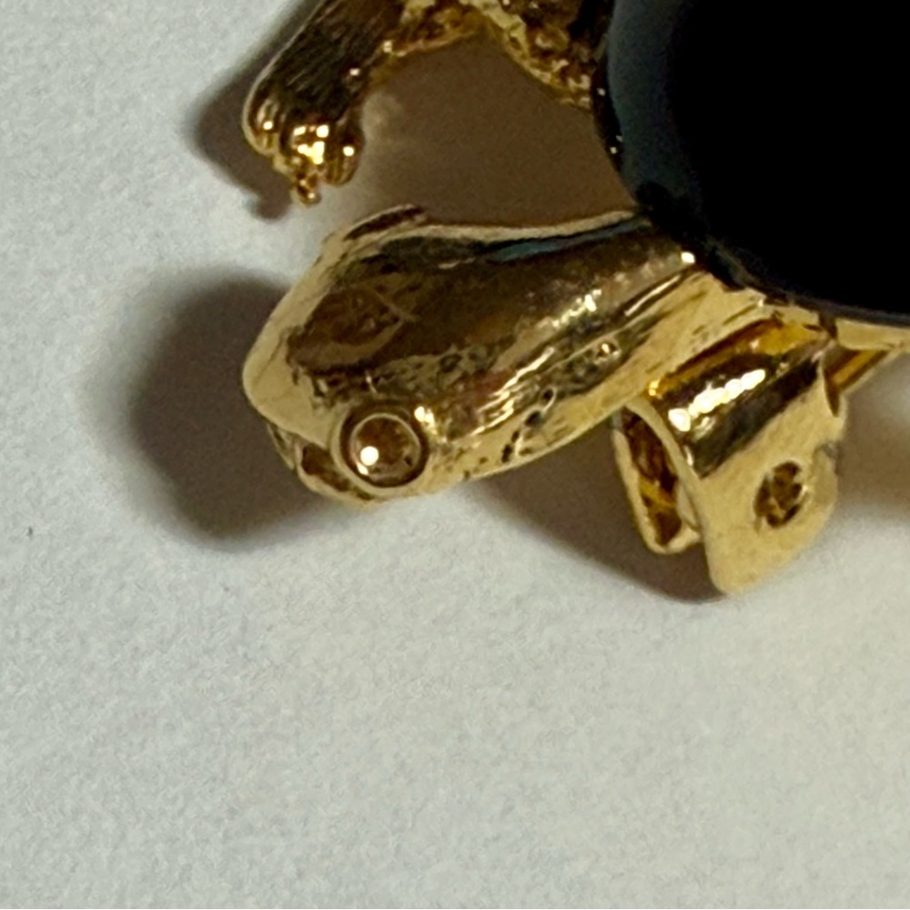 VINTAGE BLACK/ONYX CABOCHON GOLD TONE TURTLE BROOCH/PIN - Picture 4 of 7